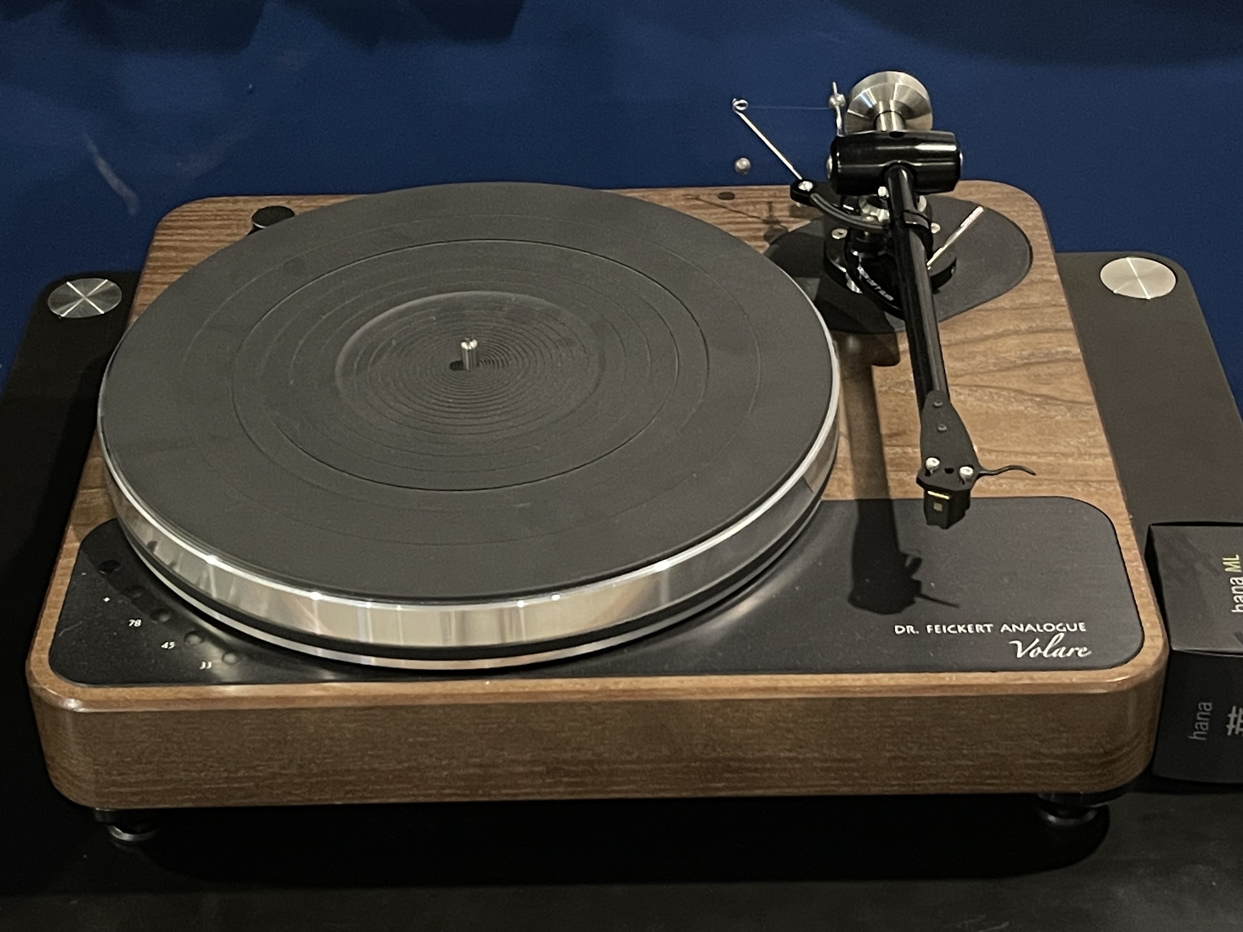 Turntable front